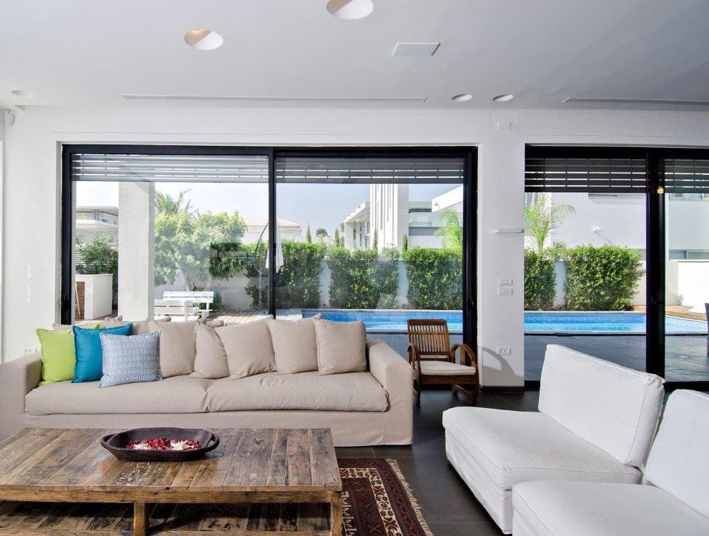 House with swimming pool 